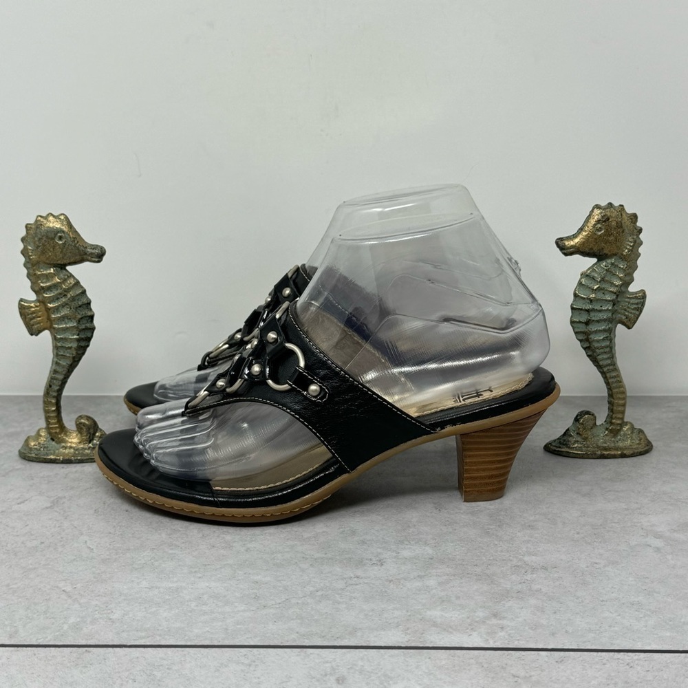 SOFFT LEATHER UPPER THONG HEELED SLIP ON SANDALS SIZE 6.5 METAL ACCENTS